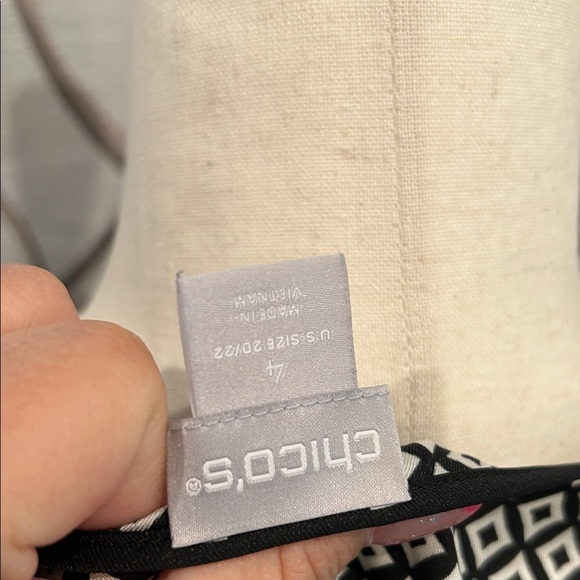 Chico’s Elegant Black and White Women's Top Size 18/20 - Picture 6 of 8